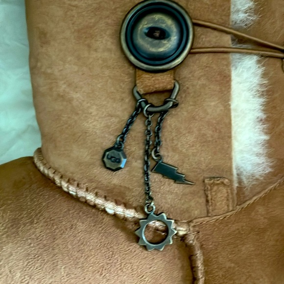 UGG Pure Classic Short boot with Azalea charm 1103129 size 9 womens NEW in Box - Picture 9 of 9